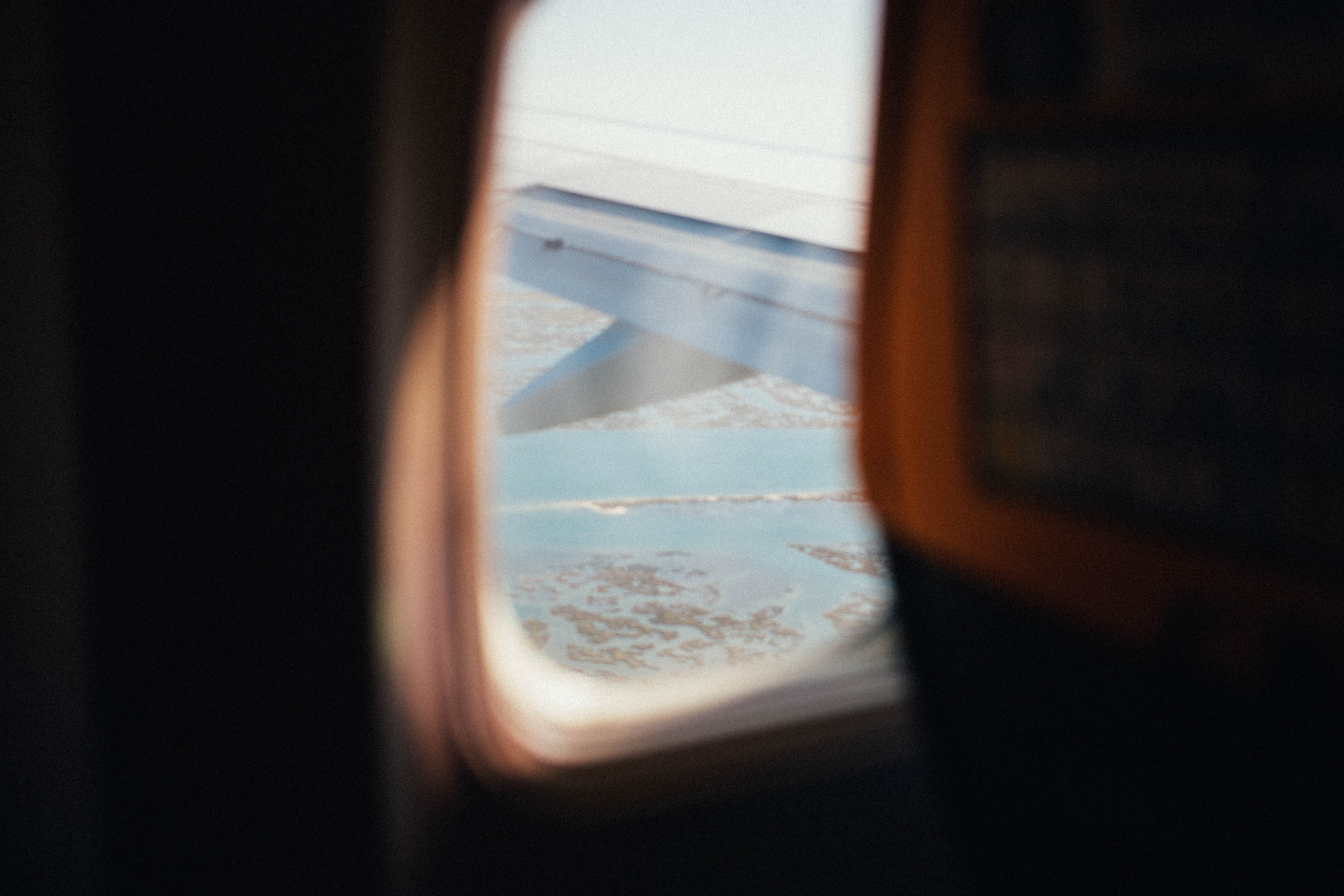 Arrivée à Faro : la côte et une aile d’avion à travers le hublot.