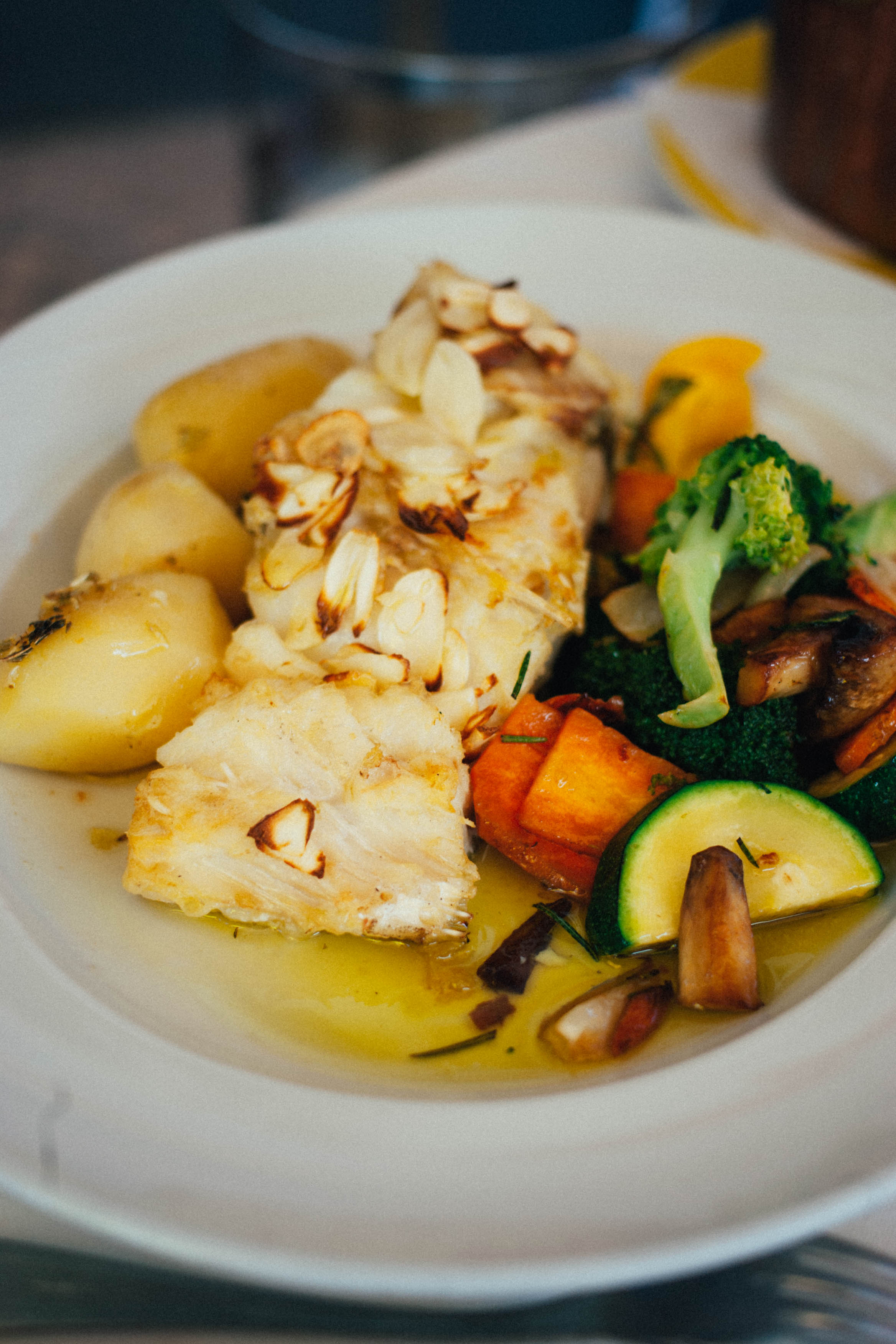 Assiette de poisson avec pommes de terre et légumes, mangée à Lagos.