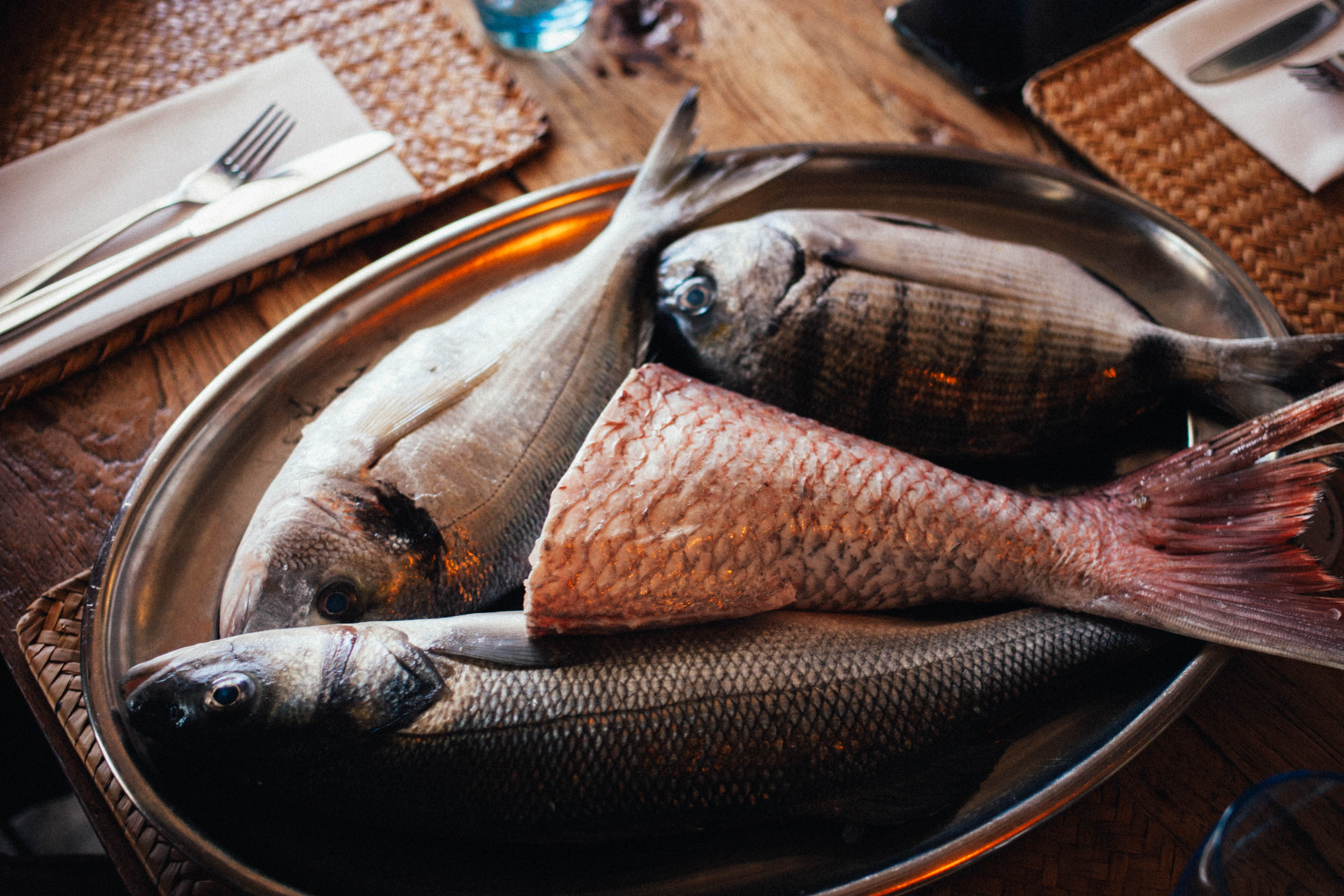 Plateau de poissons entiers sur une table chez O Pescador Benagil.