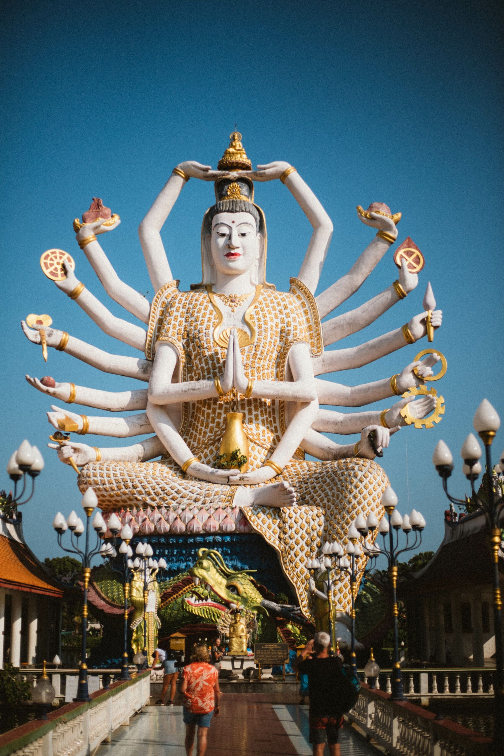 Le temple Wat Plai Laem et sa statue de Guanyin aux 18 bras à Koh Samui.