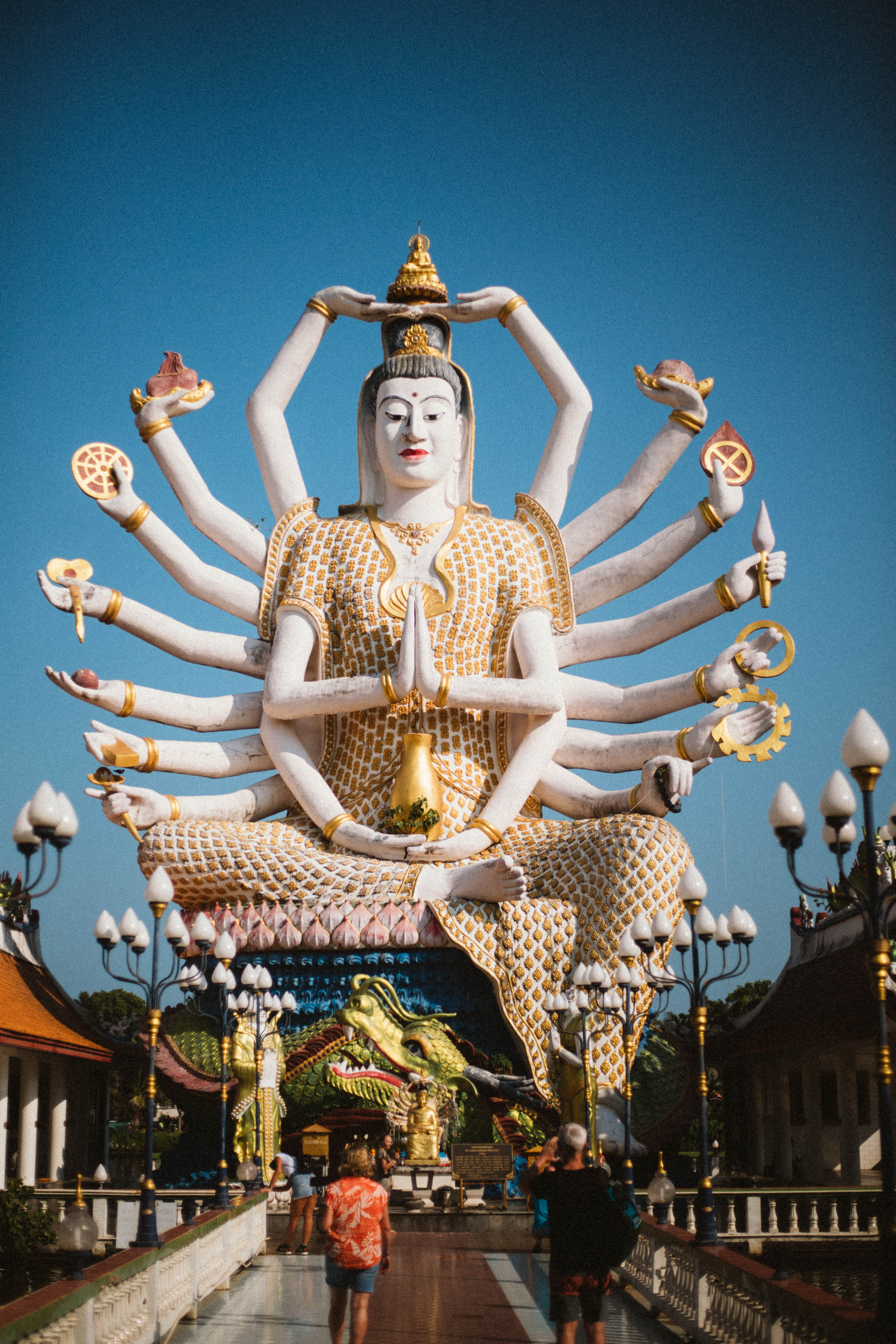 La statue de Guanyin aux nombreux bras à Wat Plai Laem.