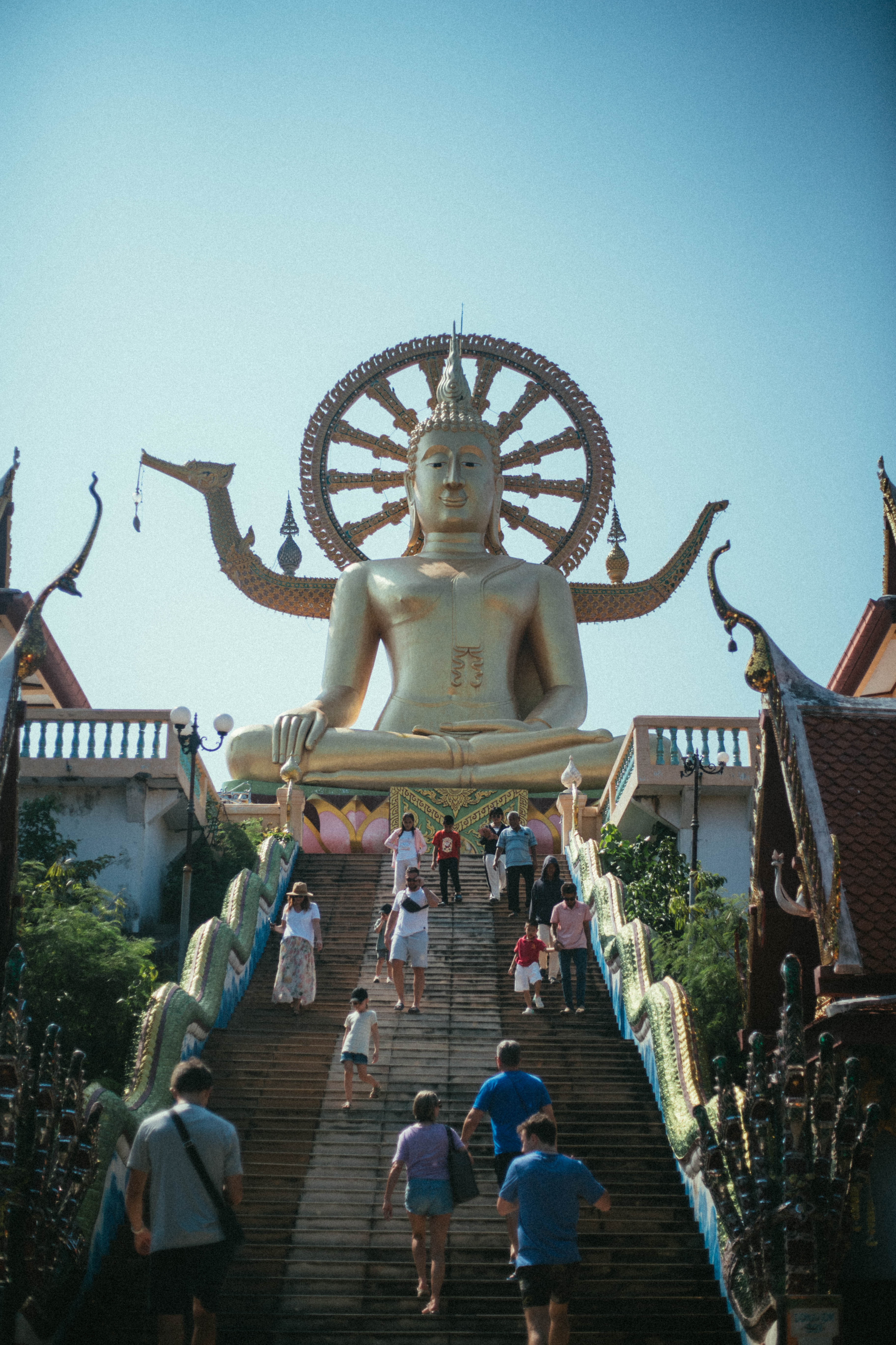 Des visiteurs montent l’escalier devant le Big Buddha de Koh Samui.