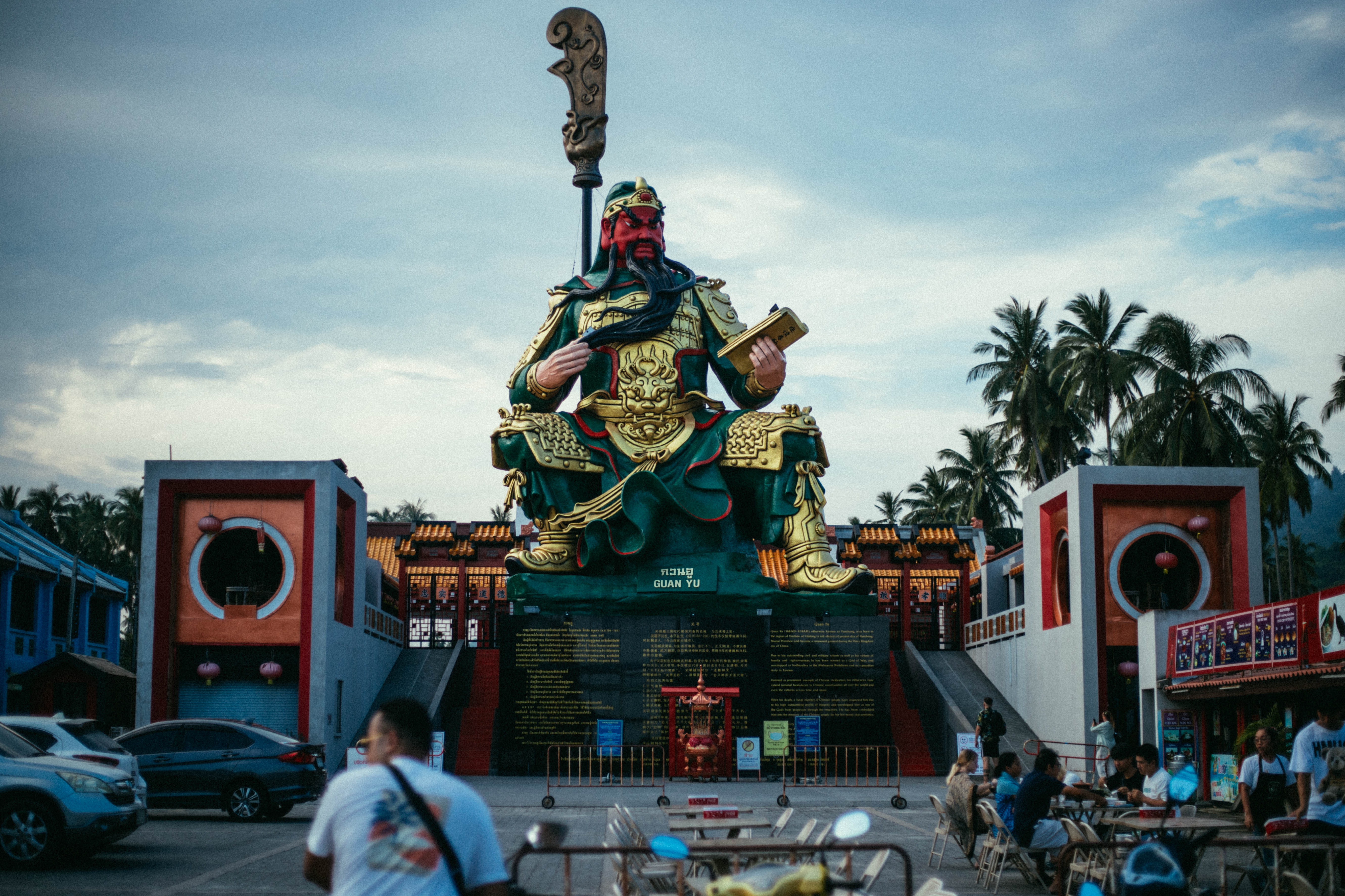 La statue de Guan Yu devant un sanctuaire de Koh Samui.