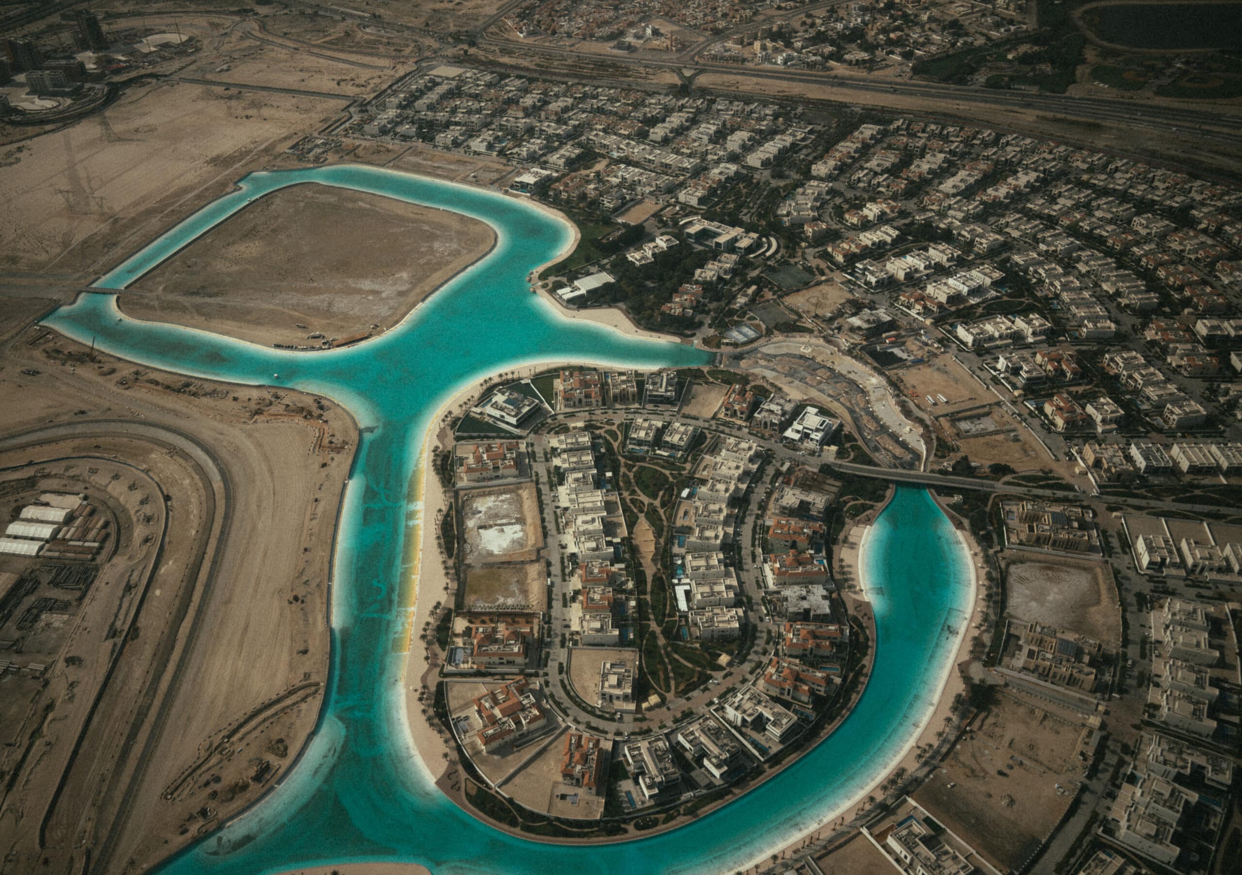 Vue aérienne de District One Crystal Lagoon à Dubaï, la plus grande lagune artificielle entourée de résidences de luxe.