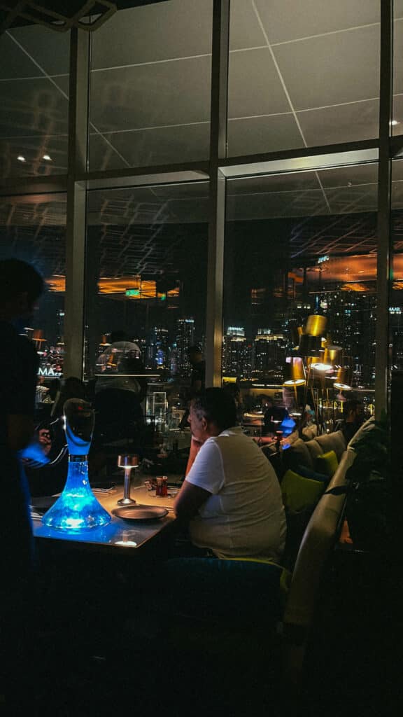L’intérieur du restaurant Huqqa à Dubai Mall, offrant une vue panoramique sur la ville et une expérience culinaire turque haut de gamme.