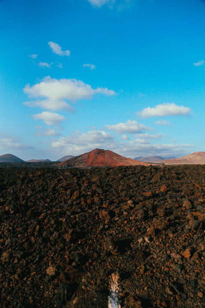 Paysage volcanique avec un cône rougeoyant.