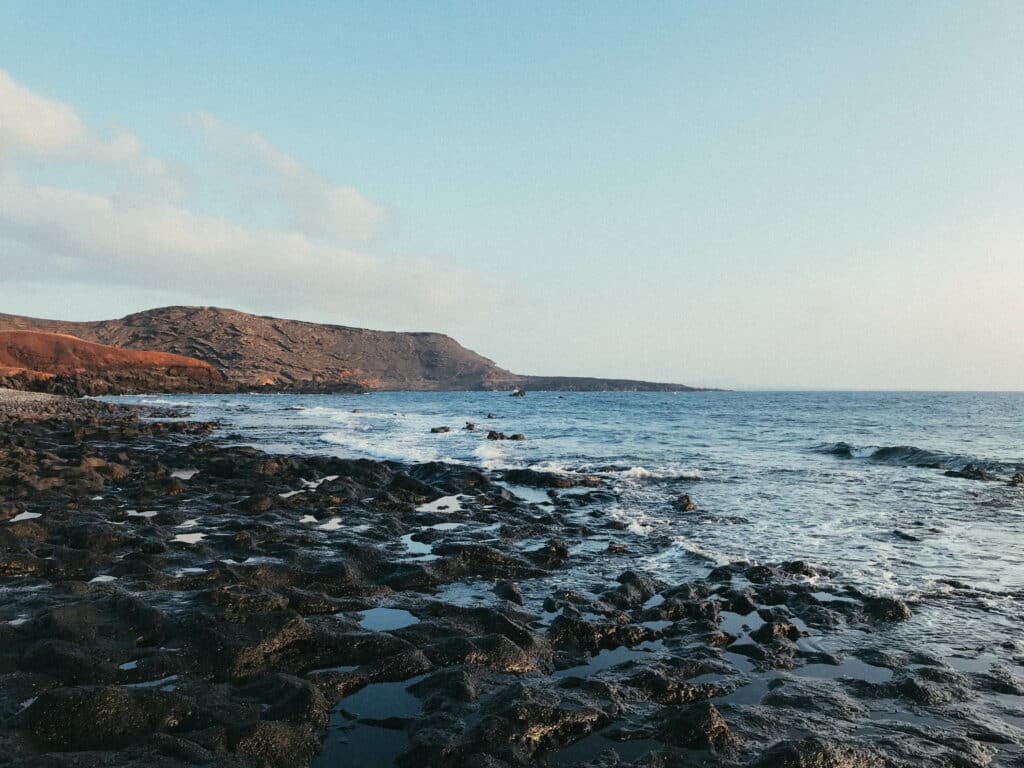  Côte rocheuse volcanique de Lanzarote au coucher du soleil.