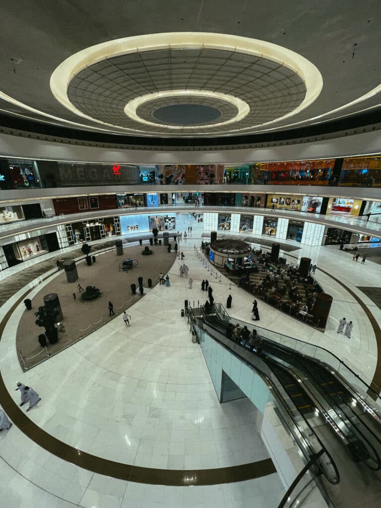 Vue intérieure du Dubai Mall, l’un des plus grands centres commerciaux du monde.