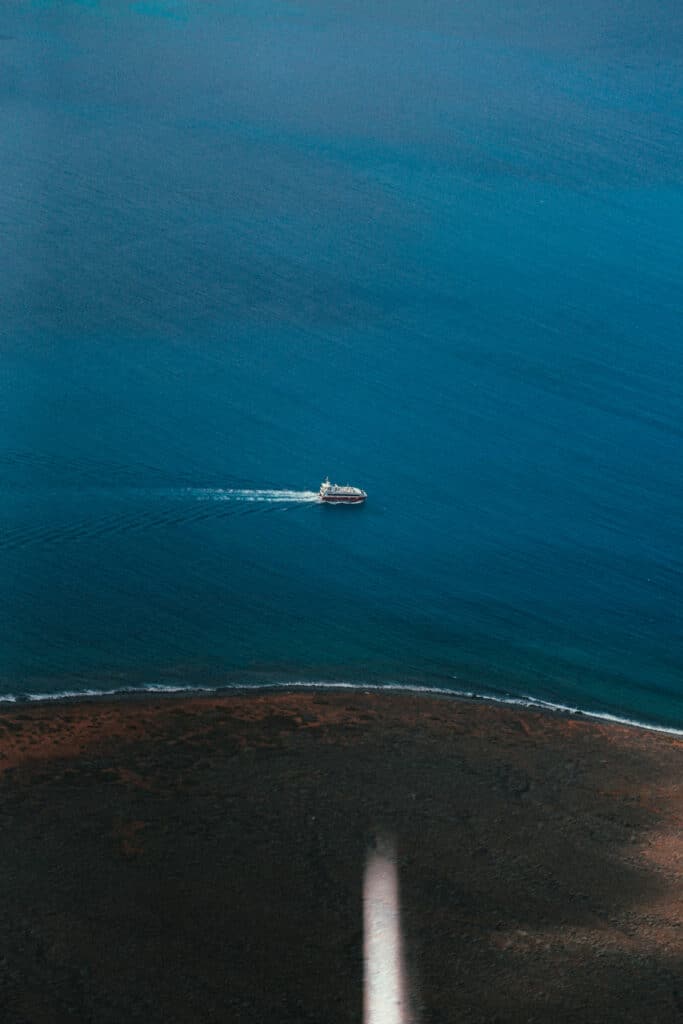 Ferry naviguant entre les îles.
