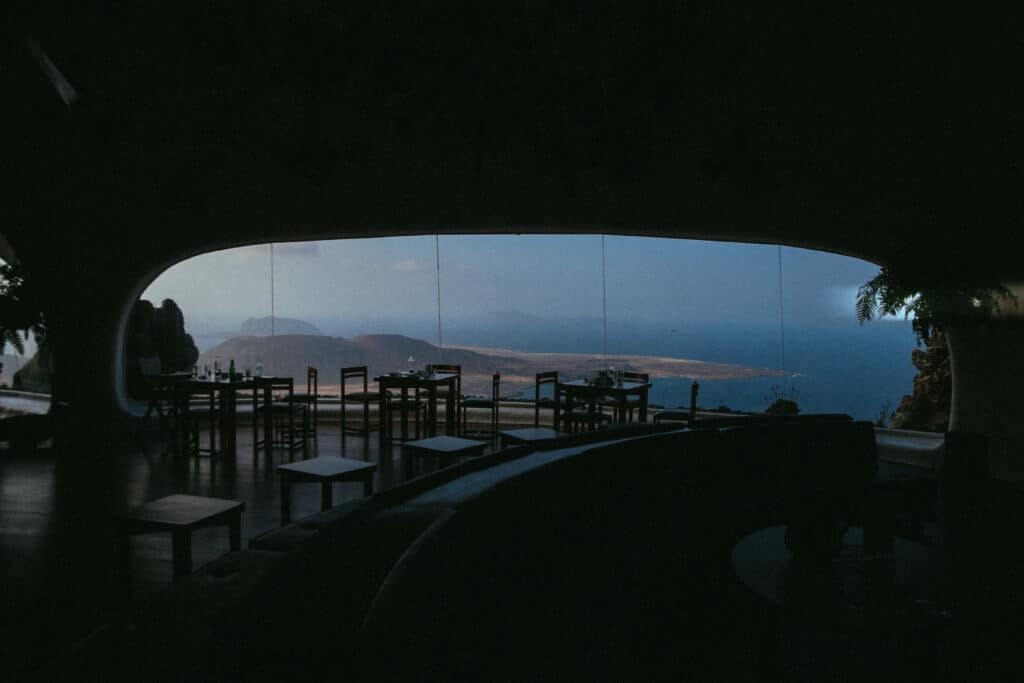 ue panoramique sur l’île de La Graciosa depuis un restaurant troglodytique.