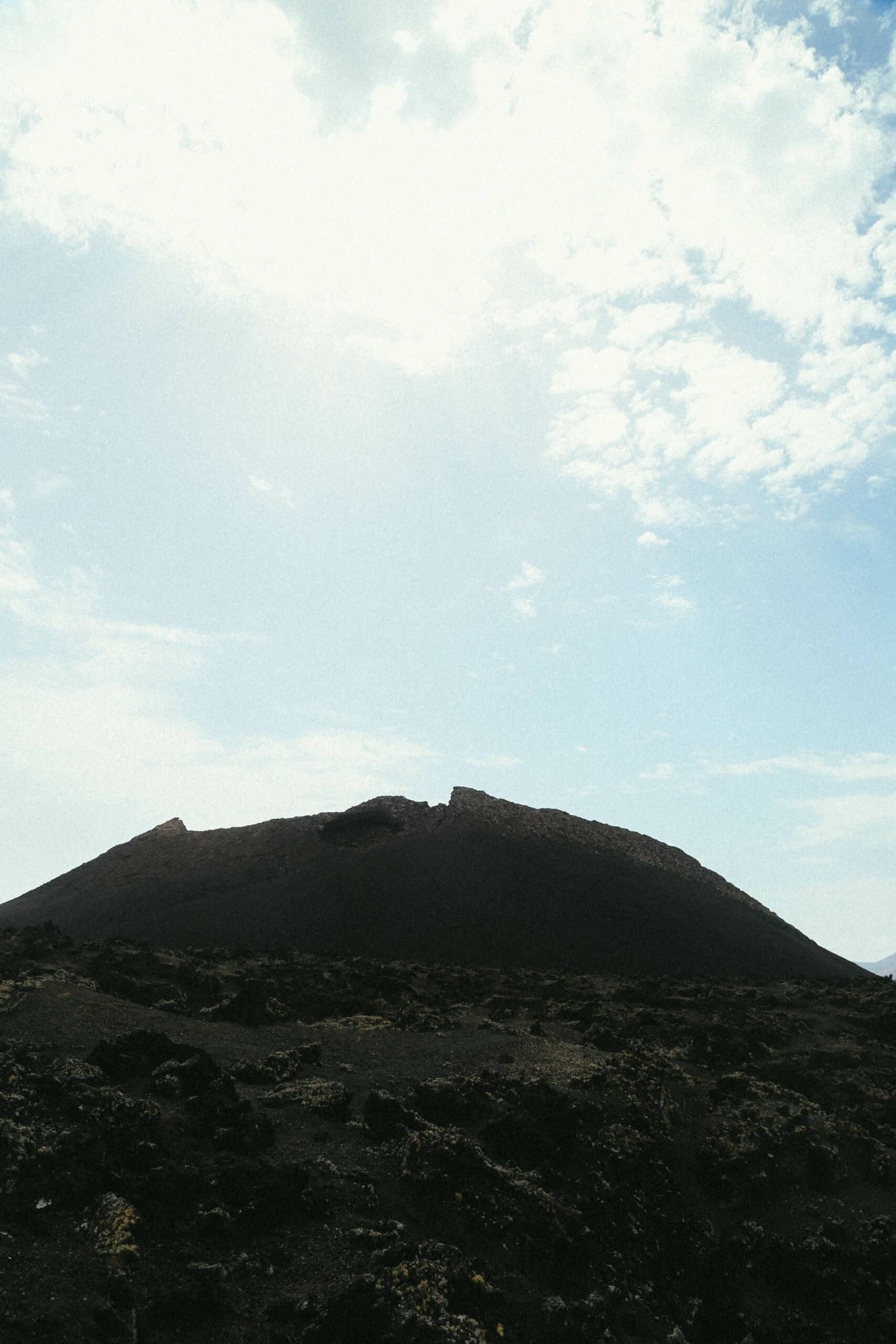 Volcan à Lanzarote sous un ciel lumineux.