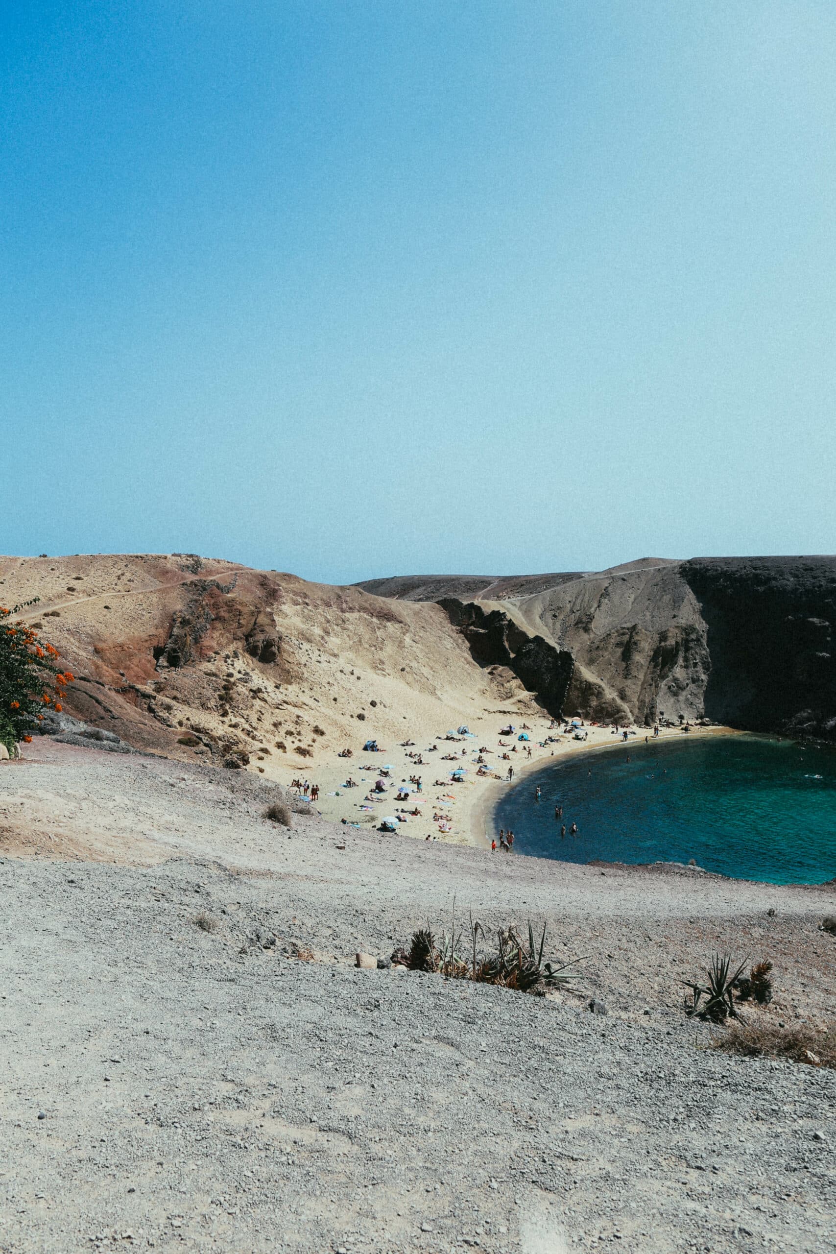 Plage de Papagayo à Lanzarote, sable doré et eaux turquoise.