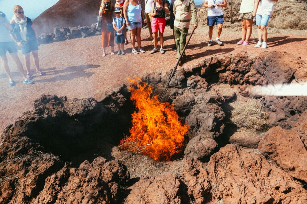Démonstration de la chaleur volcanique à Timanfaya.