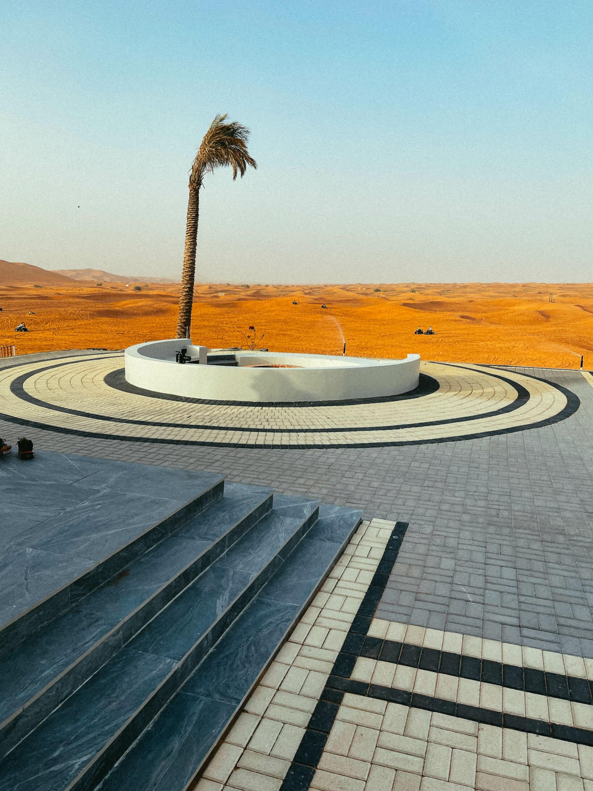 Terrasse moderne avec vue panoramique sur le désert, idéale pour observer les activités comme le quad et le sandboarding.