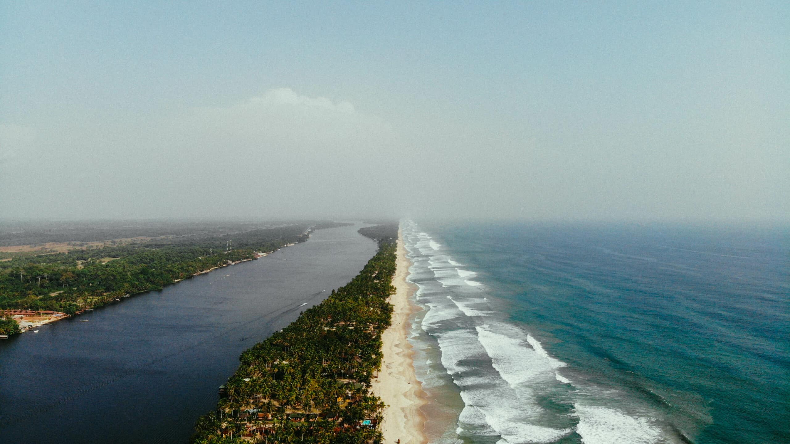 Vue aérienne d'Assinie, entre la lagune et l'océan Atlantique en Côte d'Ivoire.