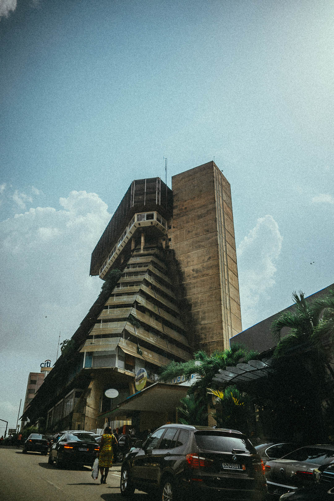 La Pyramide d’Abidjan, avec ses volumes en gradins et des voitures dans la rue.