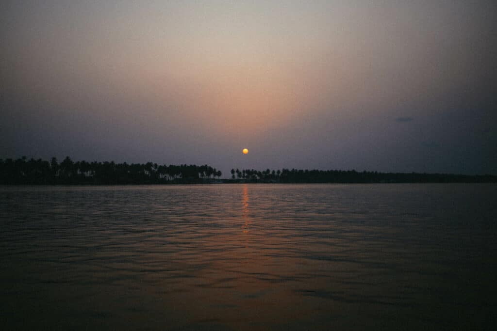 Soleil couchant reflété sur l’eau en Côte d’Ivoire.