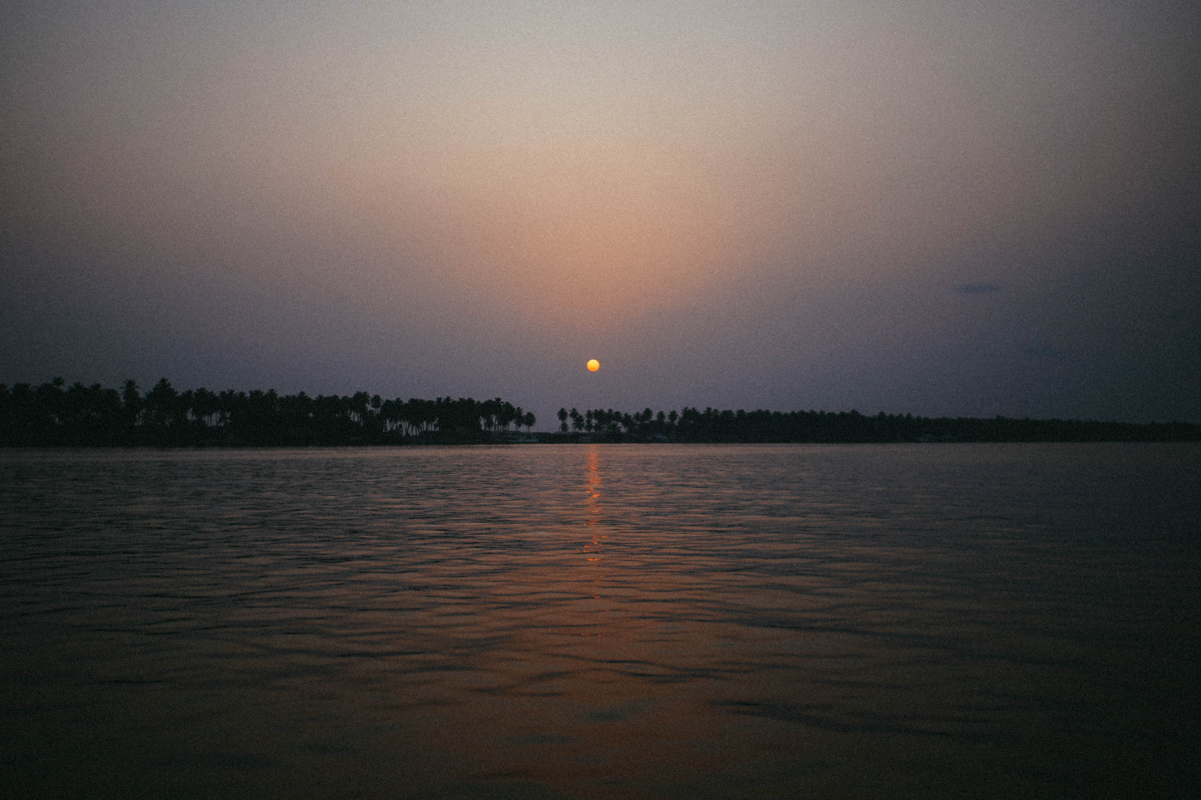 Soleil couchant sur l’eau en Côte d’Ivoire, photographié par Hansley