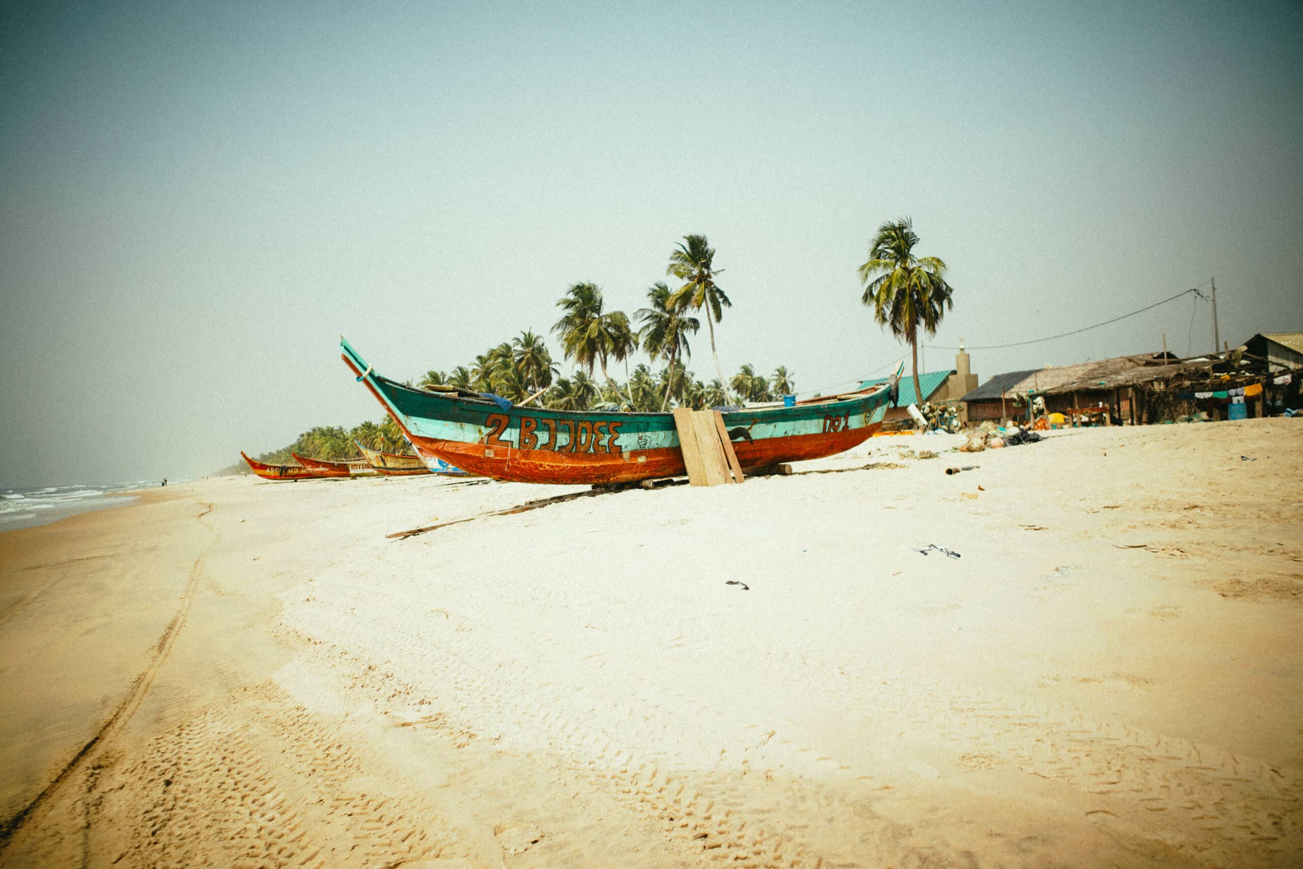 Pirogues colorées sur la plage du village de pêcheurs d’Assinie, Côte d’Ivoire.