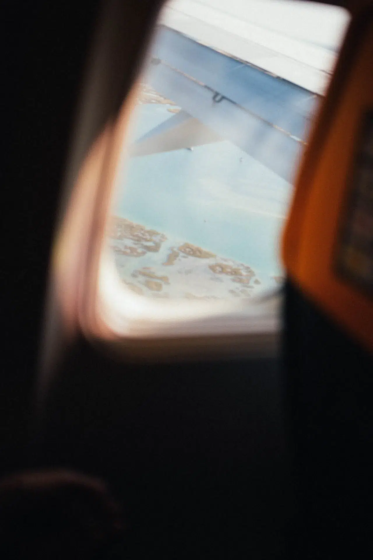 Vue de la côte depuis la cabine de l’avion à l’approche de Faro.