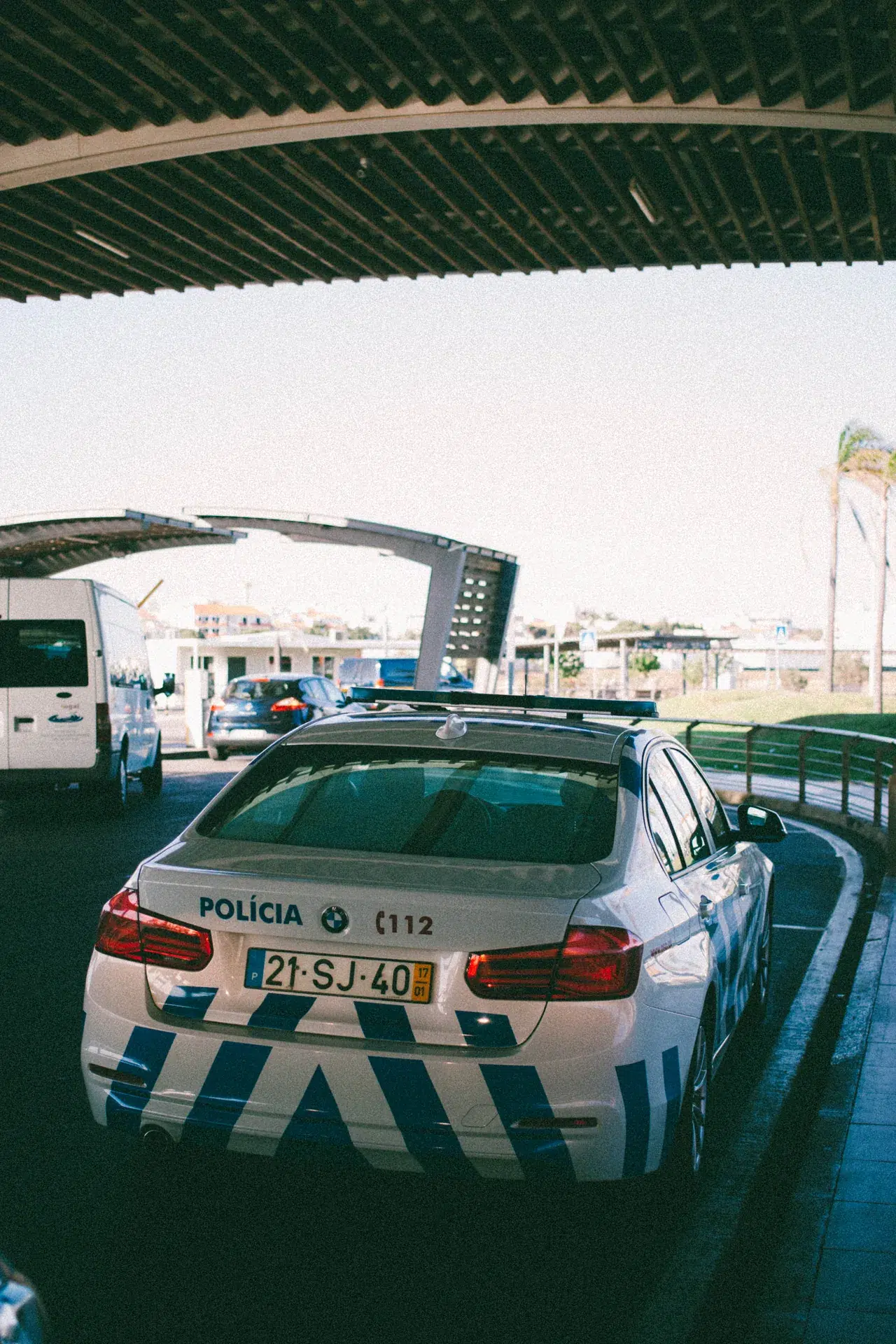 Voiture de police devant le terminal de l’aéroport de Faro.