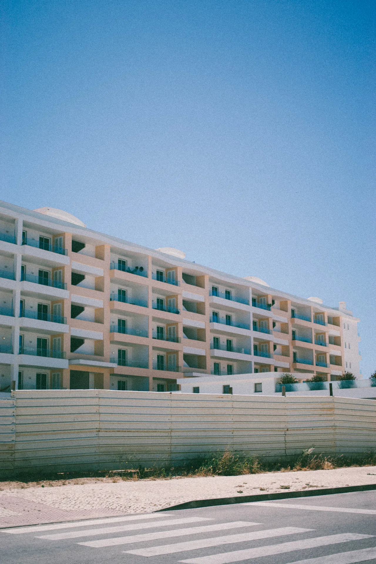 Façade blanche et lignes répétées de balcons à Lagos.