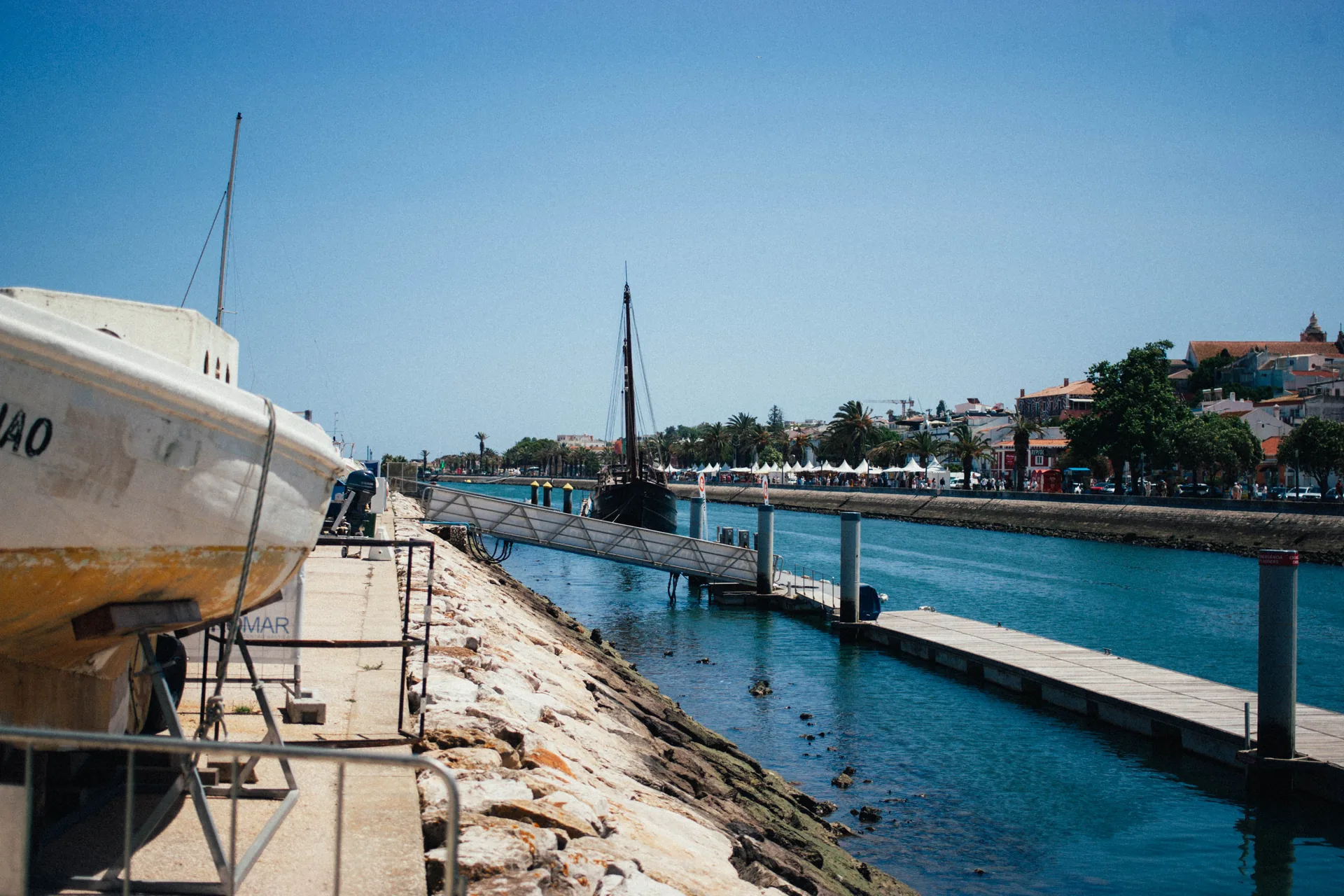Bateaux, passerelles et façades sur les quais de Lagos.