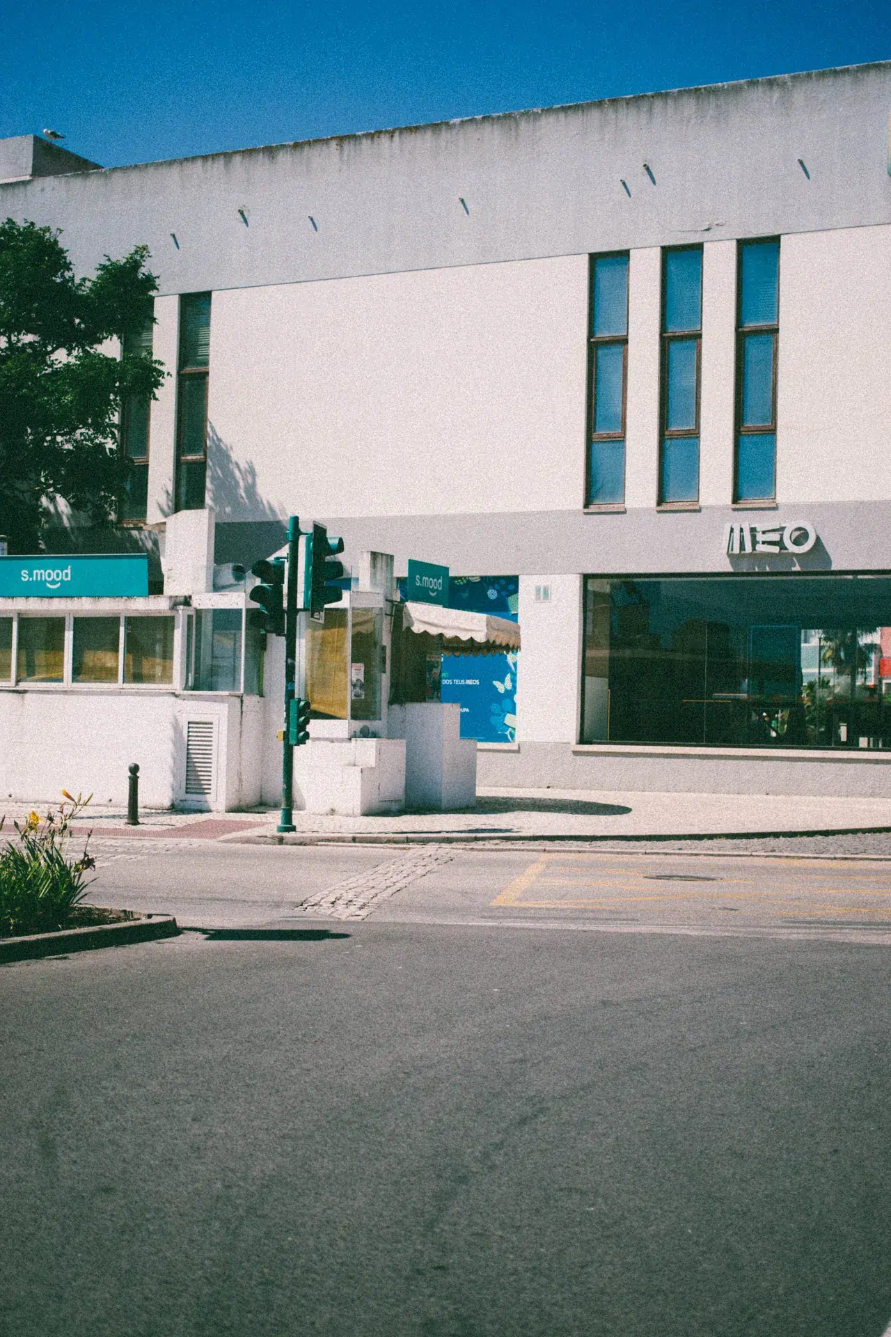 Angle d’un bâtiment blanc et enseignes dans une rue de Lagos.