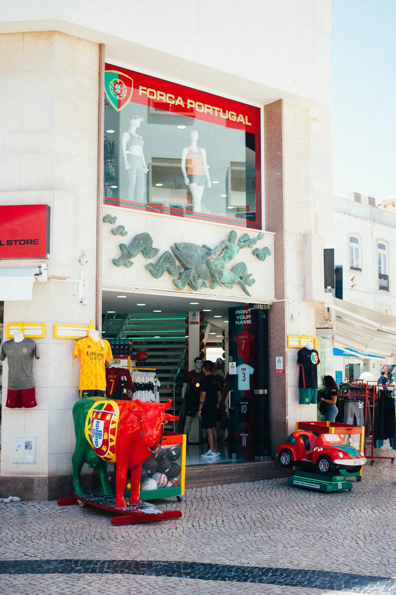Devanture colorée d’une boutique à Lagos, avec un personnage sculpté.