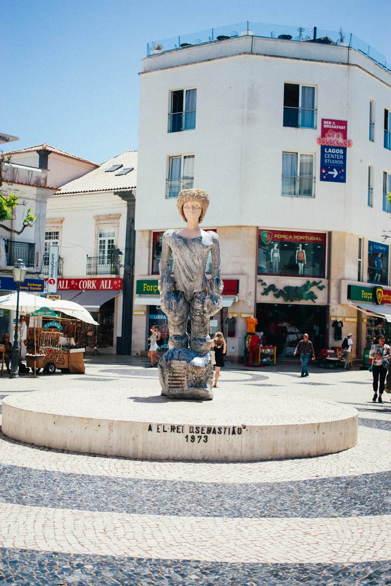 Statue sur un socle au milieu d’une place de Lagos.