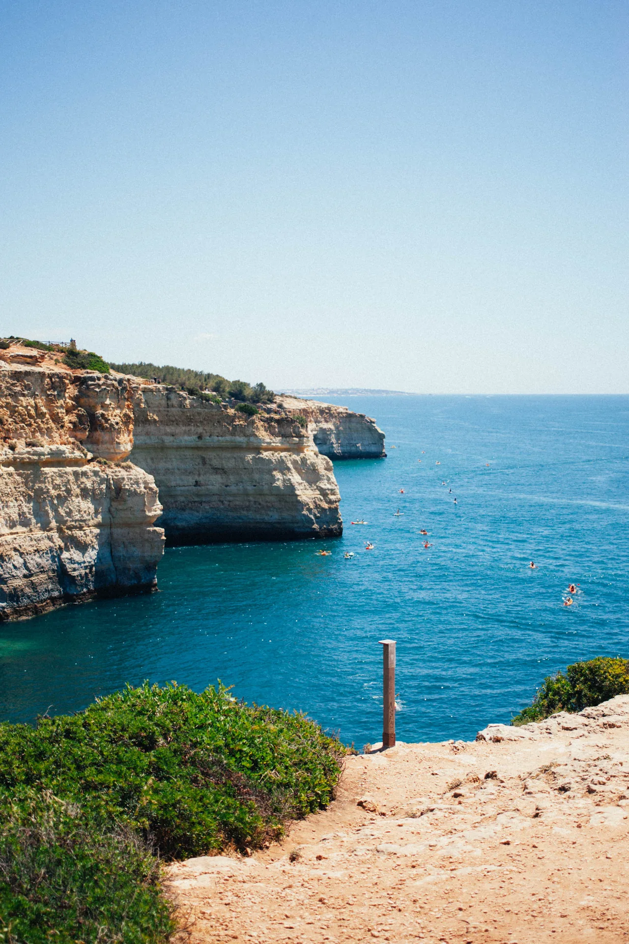 Falaises et embarcations sur la côte de Benagil, en Algarve