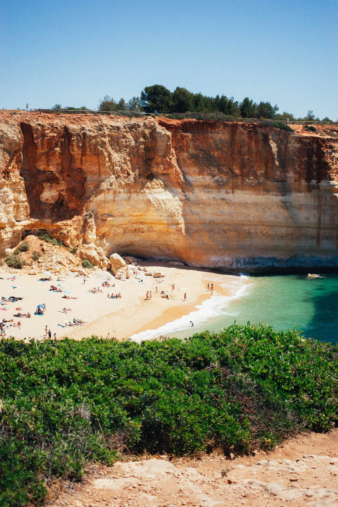 Crique bordée de falaises et de végétation dans le secteur de Benagil.