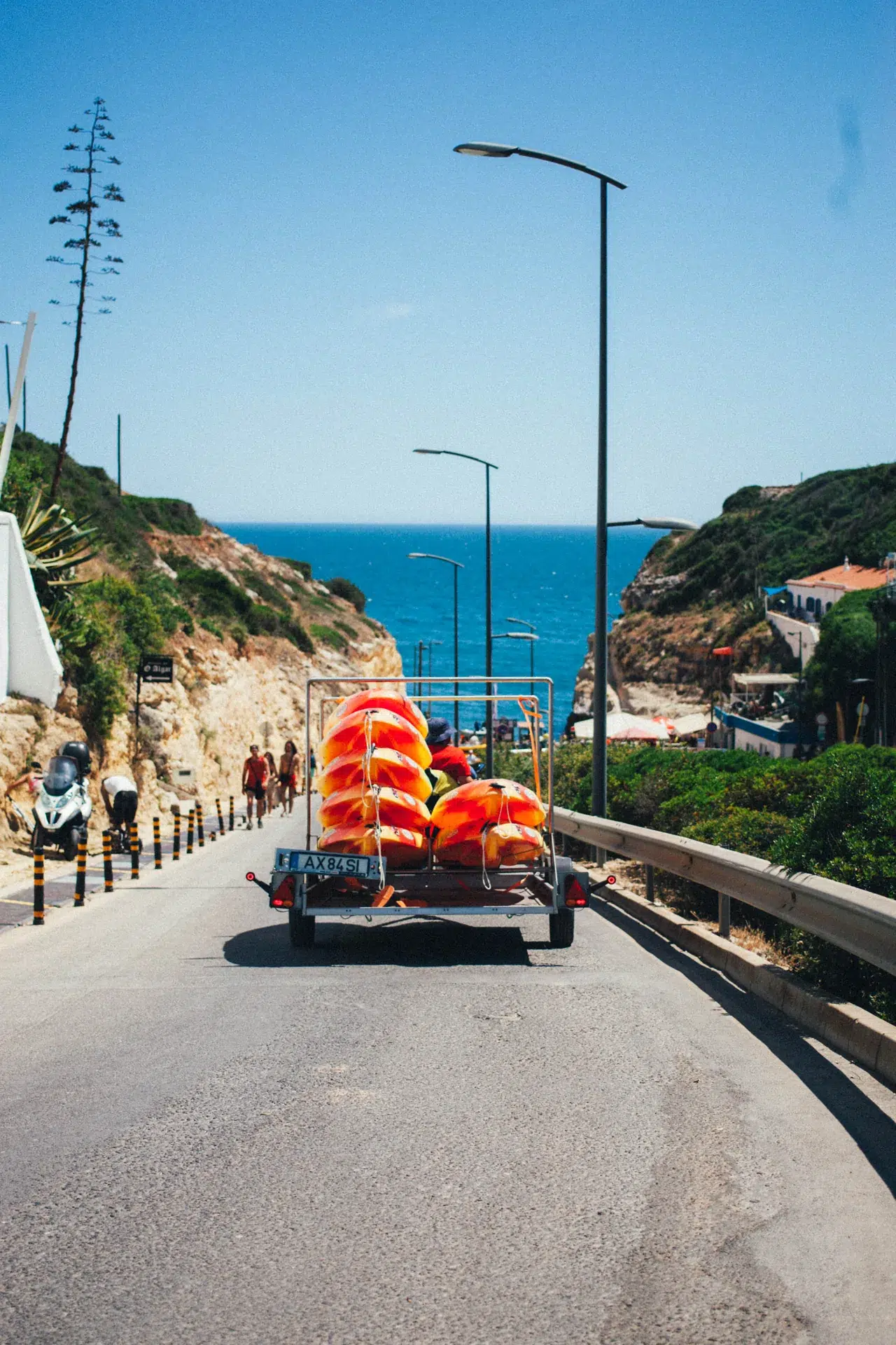 Remorque chargée de kayaks sur la route descendant vers la mer à Benagil.