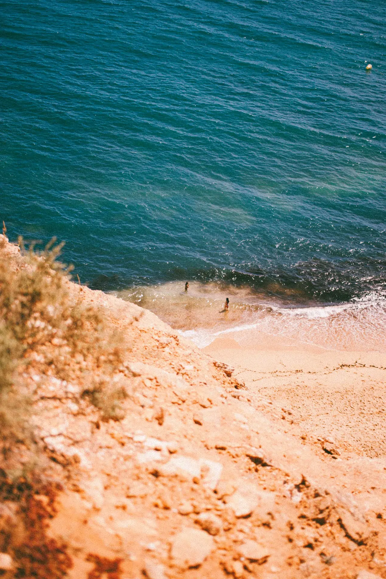 Sable et bord de mer au pied des falaises dans le secteur de Benagil.