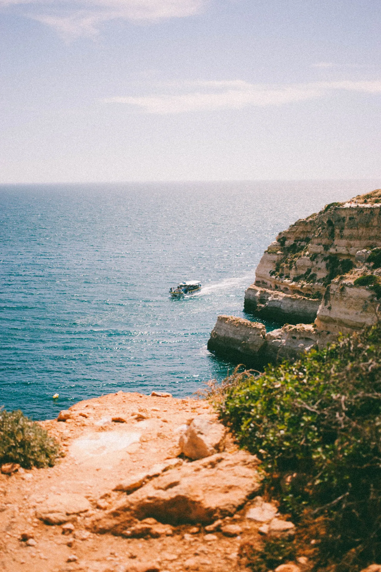 Falaises et horizon marin sur la côte autour de Benagil.