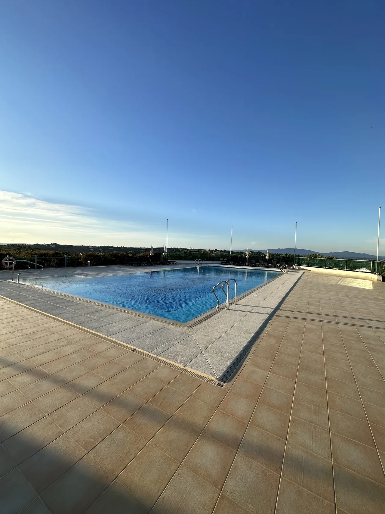Piscine extérieure et terrasse dans le secteur de Boavista à Lagos.
